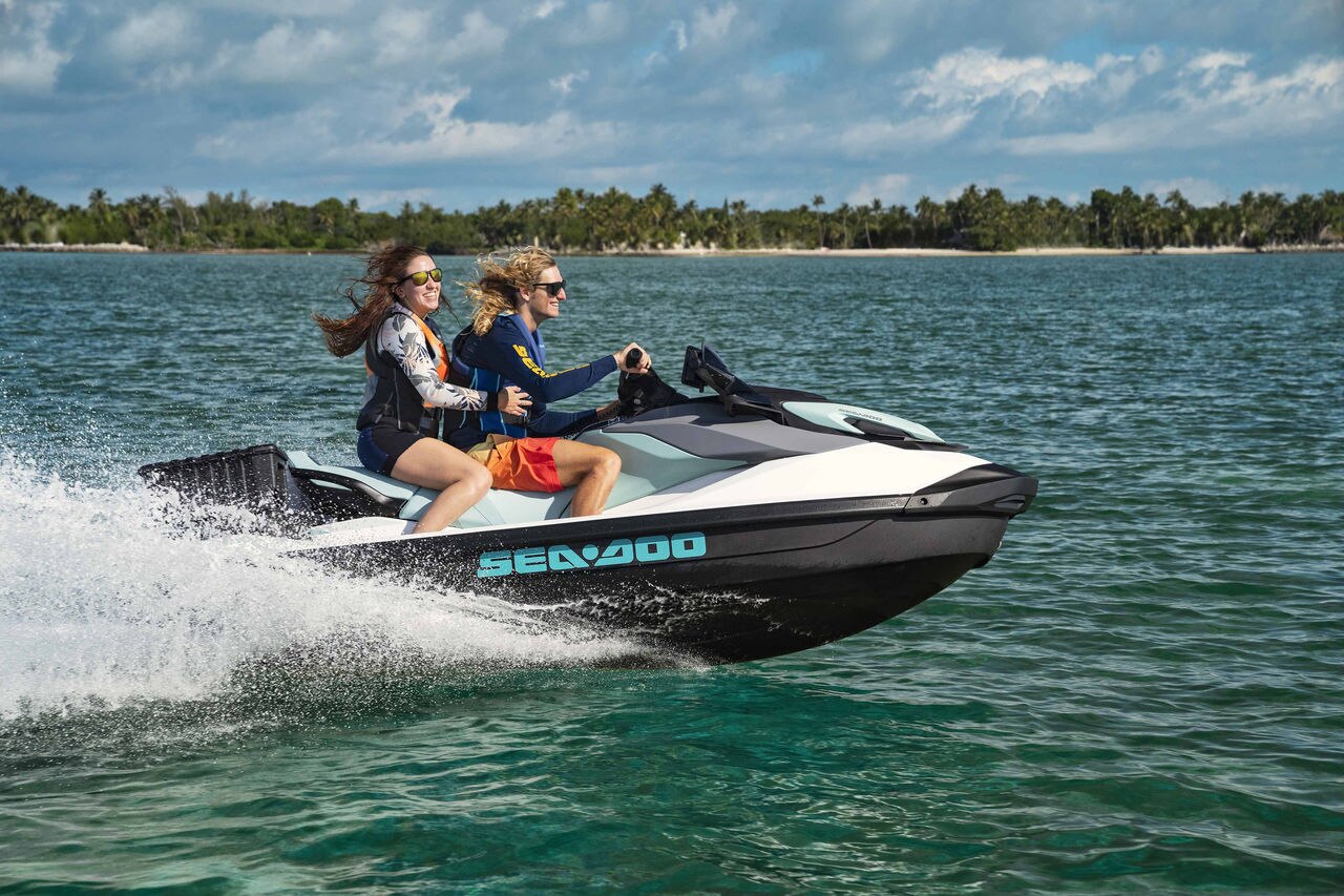 Par kjører en Sea-Doo GTI med Polytec Gen II-skrog.