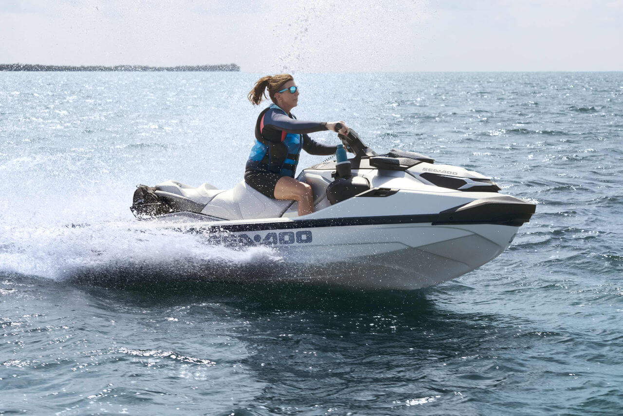 Kvinne kjører en 2024 Sea-Doo GTR Limited-vannscooter