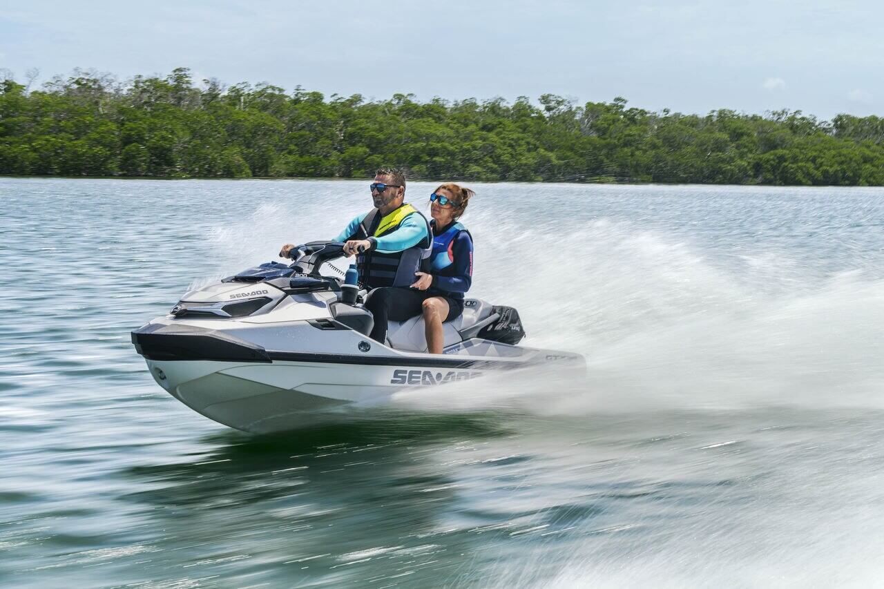 Par på en 2024 Sea-Doo GTX Limited.