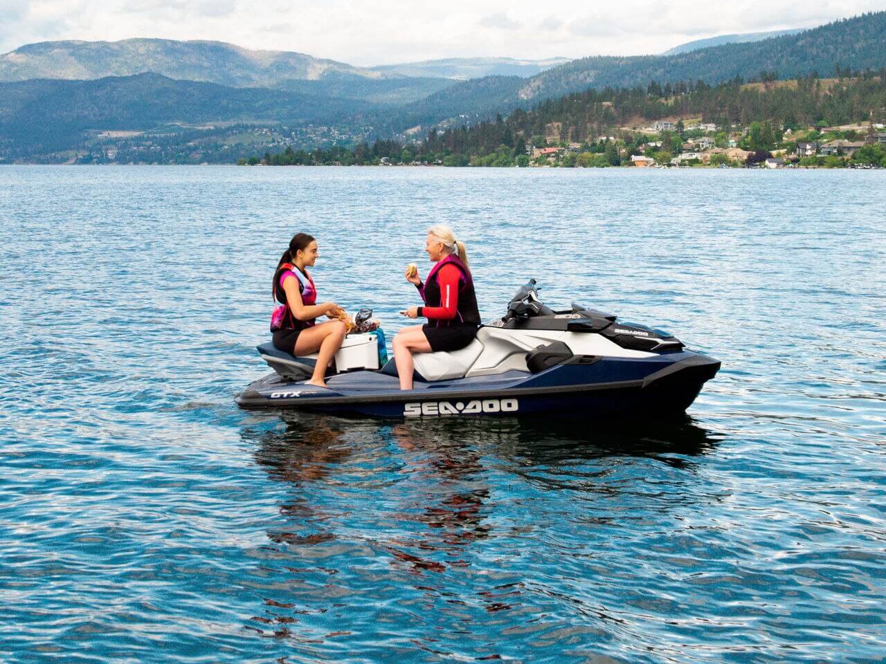 Mor og datter nyter lunsj på sin Sea-Doo GTX Limited-vannscooter