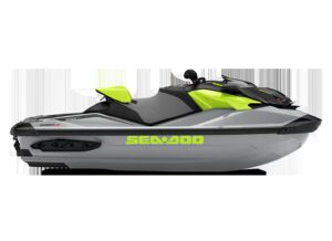 Studiobilde av en Sea-Doo RXP-X RS sett fra siden.