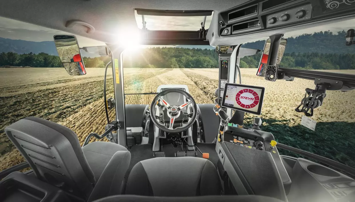 Førerhytteinteriør på Steyr Impuls CVT-traktor med moderne kontrollpanel og digital skjerm.