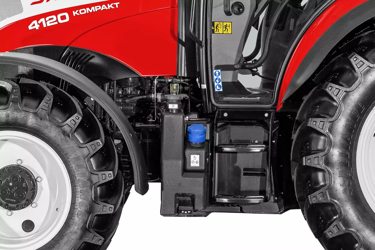 Nærbilde av en Steyr 4120 Kompakt-traktor som viser drivstoffsystemet og trinnene inn til førerhuset.