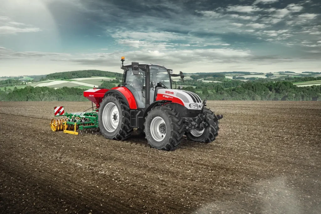 Steyr 4120 Multi-traktor som sår et jorde.