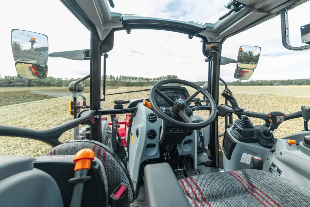 fra førerhuset på en Steyr Plus-traktor, med utsikt over en åker og ergonomisk designet kontrollpanel.