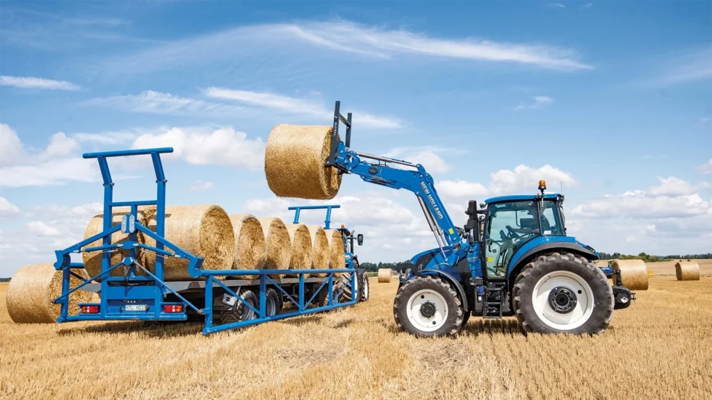 New Holland T5S Electro Command løfter rundballer.