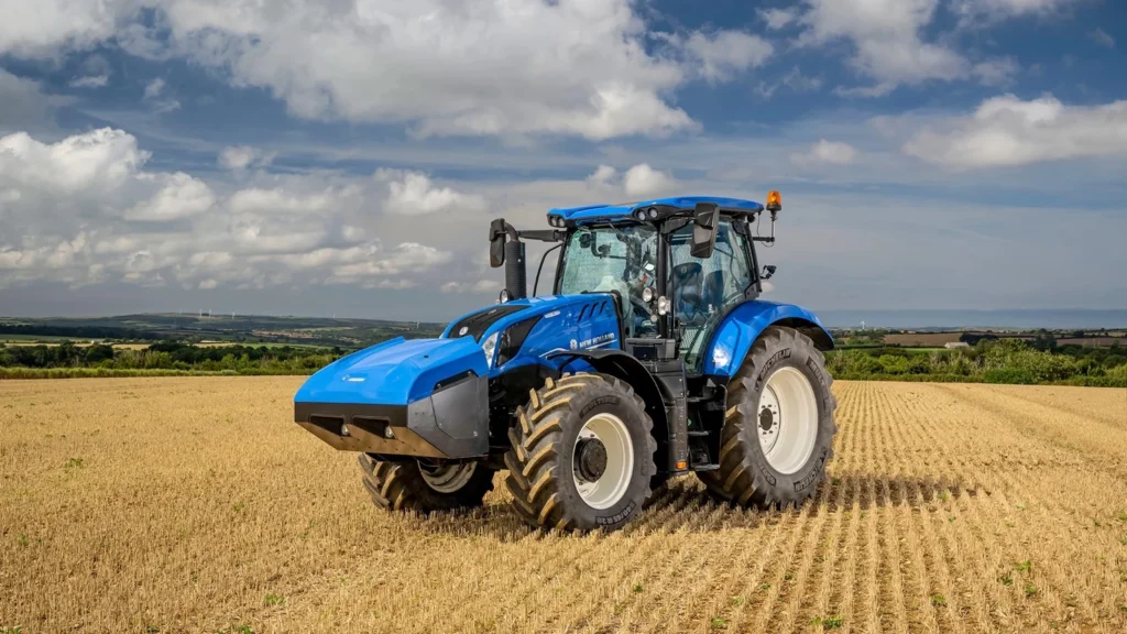 6 Methane Power traktor på en åker under blå himmel, representerer en kombinasjon av kraft og miljøvennlig teknologi.