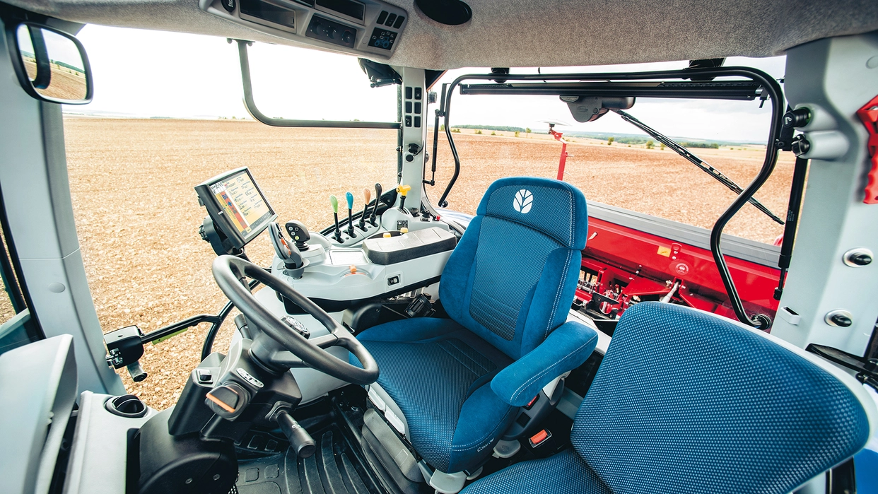 Oversikt over førerhuset i en New Holland traktor, med fokus på moderne teknologi og optimal arbeidsplass for sjåføren.